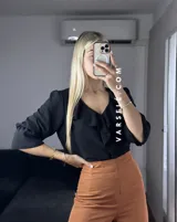 Blusa blanca de crepé de lino, con volados frontales, mangas 3/4 y estilo boho.
