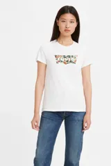 Remera blanca de algodón de corte clásico con logo de Levi's estampado con diseño floral.