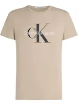 Remera color beige claro de algodón, con cuello redondo y mangas cortas. Estampado frontal con el logo CK y la leyenda "Calvin Klein Jeans" en blanco y negro.