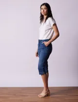 Pantalón capri de jean azul elastizado, marca One Five One. Pretina con pasadores, botón y cierre. Delantera con bolsillos. Trasera con bolsillos simulados.