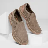 Mocasines Skechers Relaxed Fit Expected Avillo color beige, de lona tejida con efecto deslavado y capas superpuestas de ante. Cuenta con plantilla Memory Foam, paneles elásticos laterales y suela de goma.