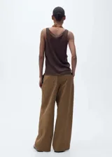 Musculosa blanca de lino con cuello redondo y tirantes anchos.