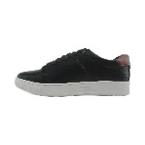 Zapatillas urbanas Panama Jack de cuero sintético color azul marino, con cordones y suela blanca. Detalle de cuero marrón en el talón.