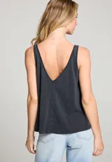 Musculosa negra con escote en V y corte holgado.