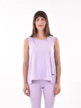 Musculosa deportiva color lila de corte holgado y espalda deportiva.