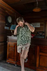 Camisa de manga corta con estampado abstracto en tonos verde y blanco, con botones de madera.