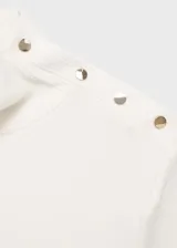 Camiseta blanca de tejido de punto de canalé, corte ajustado, cuello perkins, manga larga y cierre de botones metálicos en el hombro.