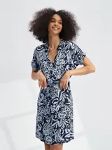 Vestido corto negro con estampado floral y cinturilla ceñida, de manga corta.