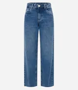 Pantalón de jean de corte recto, color azul, con tiro alto, bolsillos delanteros y traseros, cierre con botón y cremallera, y bajo a hilo.