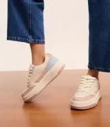 Championes de plataforma color crema con detalles en rosa y celeste.