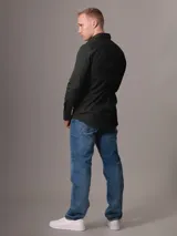 Camisa de vestir verde oscuro de popelín de algodón elástico, corte slim, con cierre frontal de botones y logo CK bordado en el pecho.