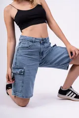 Bermuda de jean celeste con bolsillos cargo y corte a la rodilla.