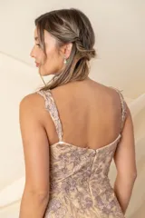 Vestido largo de fiesta color champagne, con encaje en la base y tul bordado en oro y ocre en la parte superior. Incluye chal haciendo juego con el mismo bordado.