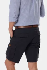 Bermuda cargo azul marino confeccionada en 98% algodón y 2% spandex, con bolsillos laterales.