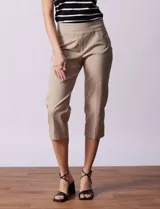 Pantalón capri color beige de gabardina elastizada, marca Ruby Rd. Delantera con bolsillos simulados, trasera con bolsillos aplicados. Pretina ancha, corte recto y terminación de ruedo con detalle calado.