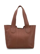 Cartera shopper de cuero color marrón, con doble asa de hombro con costuras decorativas.