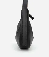 Bolso baguette pequeño color negro, con textura embossed y estampa triangular. Tiene asa mediana ajustable y cierre de cremallera.