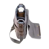 Matera de canvas color negro, combinada con símil cuero marrón. Cuenta con tapa, broches magnéticos, bolsillo tipo guantera bajo la tapa, división interna con velcro para usar como morral y bolsillo trasero con broche magnético. Incluye correa larga regulable.