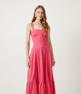 Vestido midi color beige, confeccionado en tejido orly, con tirantes anchos y escote corazón.