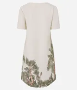 Vestido t-shirt corto de viscolino color crudo, con escote en V y manga corta. Presenta un estampado de follaje en tonos verdes y rosados en el bajo.