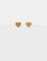 Par de aros pasantes con forma de corazón, hechos de acero quirúrgico dorado, con cierre de tope a presión.