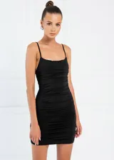 Vestido corto rojo drapeado, de breteles finos y corte ajustado.