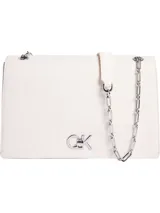 Cartera de hombro o cruzada Calvin Klein, color blanco, con textura de tejido en el exterior. Presenta un logo metálico frontal 'CK' y una correa convertible compuesta por una tira de material sintético y una cadena metálica plateada.