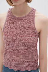 Musculosa de tejido crochet color beige con cuello redondo y sisas con terminación acanalada.