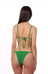 Conjunto de bikini verde con corpiño triangular con tirantes finos y bombacha cavada con tiras laterales ajustables.