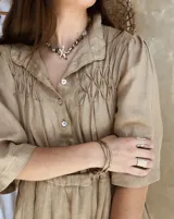 Collar de alpaca con cuentas de labradorita, jaspe rojo y cuarzo lima. Incluye una estrella de mar realizada a mano y una perla de río natural.