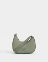 Bandolera tipo baguette color verde militar, de tela deportiva, con asa de hombro y cierre superior.