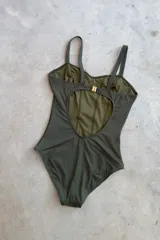 Malla enteriza negra entallada con ganchito en la espalda para cerrar. Espalda descubierta y bottom ancho.