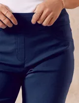 Bermuda azul marino en gabardina elastizada con pretina ancha elastizada, bolsillos delanteros simulados y bolsillos traseros aplicados.