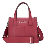 Cartera Guess modelo Forber, color rojo con textura grabada con el logo de la marca. Tiene doble asa de mano, correa bandolera ajustable y desmontable, cierre superior, bolsillo interno y logo triangular metálico en el frente.