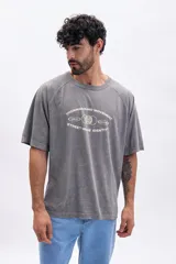 Remera gris de manga corta ranglan con estampa frontal que dice "Underground Movement Street-Made Identity".