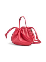 Bolso rojo con correa ajustable y desmontable, correa para hombro y asa simple. Cierre magnético y bolsillo interior.