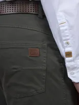 Pantalón de vestir azul marino, de corte recto, con bolsillos laterales y traseros.