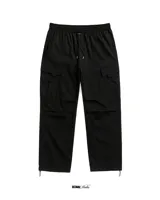 Pantalón cargo negro de tela liviana con bolsillos laterales, reguladores en puños y cintura.