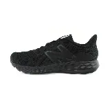 Zapatillas deportivas New Balance negras, ideales para running. Confeccionadas en malla y material sintético, con logo de la marca en el lateral.
