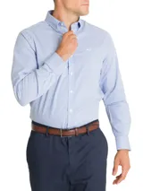 Camisa de hombre a rayas verticales azules y blancas, de manga larga y cuello abotonado. Tiene bolsillo en el pecho con logo bordado. Marca Cityscape.