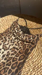 Minivestido con espalda descubierta y estampado animal print con lentejuelas.