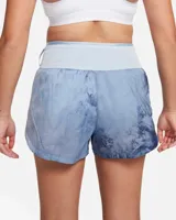 Short de running Nike Trail, color celeste con estampado abstracto en azul y gris. Cuenta con tecnología repelente al agua, cintura elástica con cordón ajustable, tres bolsillos internos y un bolsillo con cierre en el muslo derecho.