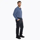 Pantalón negro de algodón canvas con spandex, corte regular, cierre con botón y cremallera, dos bolsillos laterales abiertos y dos bolsillos traseros con cierre de parche.