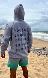 Hoodie gris con capucha y estampado de hojas en la espalda.
