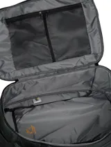 Mochila de cabina Caterpillar modelo Bobby Cabin en color negro con diseño geométrico bordado. Posee un compartimento principal de apertura completa, bolsillo frontal con cierre, compartimento acolchado para computadora y correas ajustables. Dispone de hebillas de compresión laterales y asa de mano lateral.