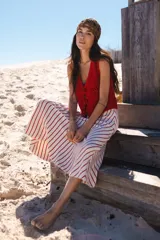 Chaleco corto tejido a crochet color verde oliva, con escote en V y cierre frontal con lazos.