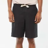 Bermudas negras con cintura elástica y cordones ajustables.