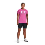 Remera deportiva Under Armour color fucsia con logo blanco estampado en el frente.