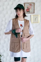Remera blanca de algodón con cuello redondo y estampado de tres sillas de diseño.