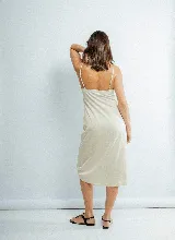 Vestido midi color champagne de satén con escote cowl y tirantes finos.